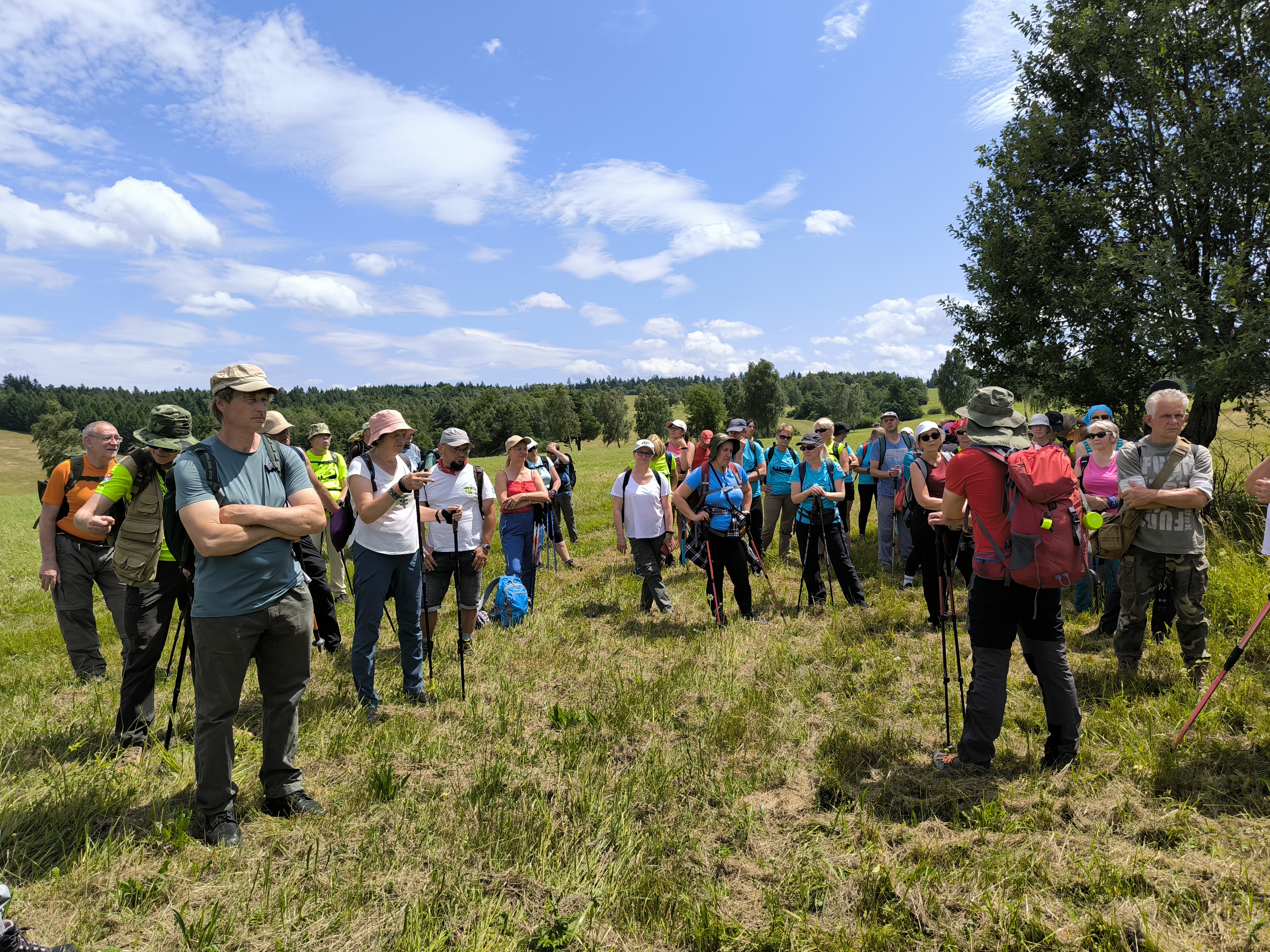 Wędrówka nieznanym Beskidem z PTTK Sanok (ZDJĘCIA)