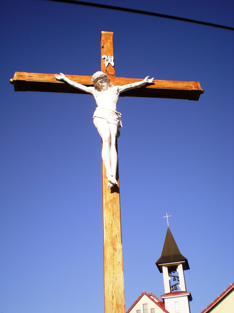 Krzyż przy nowym kościele /1996/ jest pierwszym, który wyznacza szlak plenerowej Drogi Krzyżowej