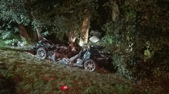 BMW uderzyło w drzewo. Zginęło dwóch młodych mężczyzn