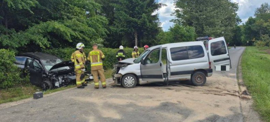 PODKARPACIE: Zderzenie czołowe dwóch osobówek, cztery osoby w szpitalu