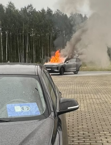 Osobówka stanęła w ogniu podczas kontroli! Policjanci ruszyli z pomocą [ZDJĘCIA]
