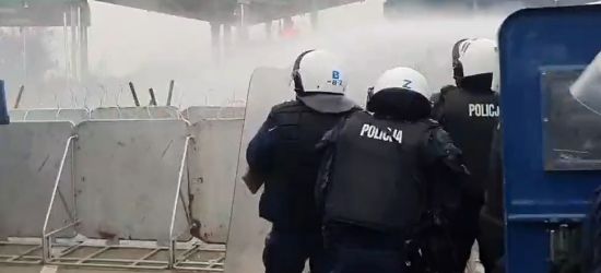 Migranci atakują naszych kamieniami i granatami hukowymi! (VIDEO)