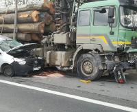 AKTUALIZACJA: Zderzenie osobówki z ciężarówką. Zablokowana DK28 w Klimkówce w obu kierunkach, tworzą się olbrzymie korki (ZDJĘCIA)