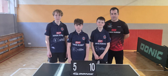 Zacięty bój z liderem V ligi podkarpackiej. Młodzi tenisiści SKT V Sanok Rubber w akcji