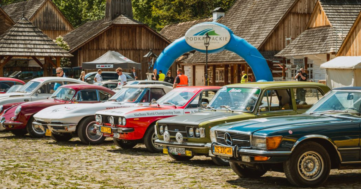Ryk silników i podróż w czasie. Zabytkowe auta zachwyciły w Sanoku [ZDJĘCIA]