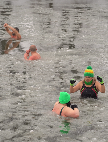 SANOK: Gdy inni uciekają przed zimą, oni wchodzą do wody. Wesołe Morsy HIPOTERMIA w akcji [VIDEO, ZDJĘCIA]