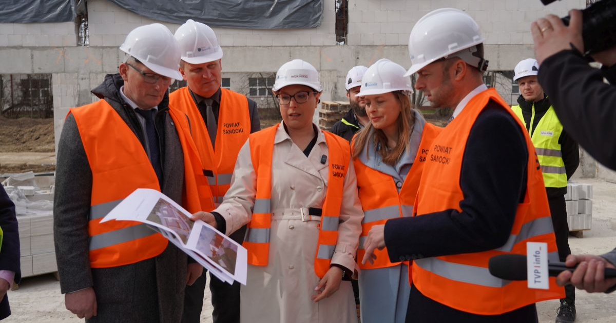 SANOK: Minister Katarzyna Pełczyńska-Nałęcz na placu budowy SOSW. Inwestycja za 52 mln zł rośnie w oczach [VIDEO, ZDJĘCIA]