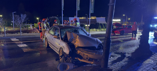 SANOK: Zderzenie trzech pojazdów na skrzyżowaniu Rymanowskiej i Słowackiego. Dwie osoby trafiły do szpitala [VIDEO, ZDJĘCIA]