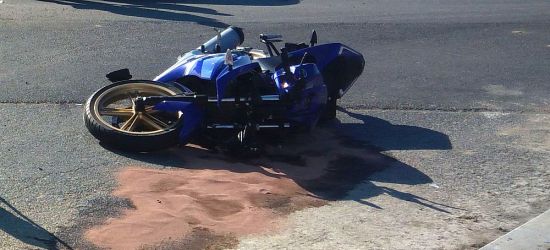 PAKOSZÓWKA: Motocyklista wjechał do rowu. Dwie osoby w szpitalu