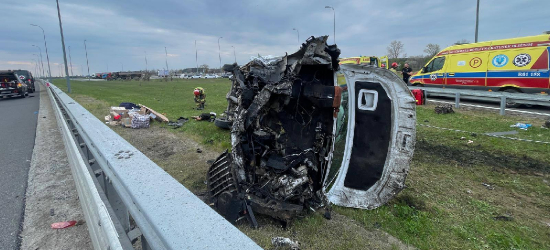 PODKARPACIE: Dachowanie busa na A4. Dwie osoby trafiły do szpitala [ZDJĘCIA]