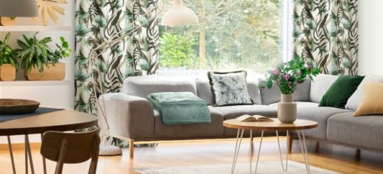 Jak łączyć ze sobą narzuty i zasłony w salonie?