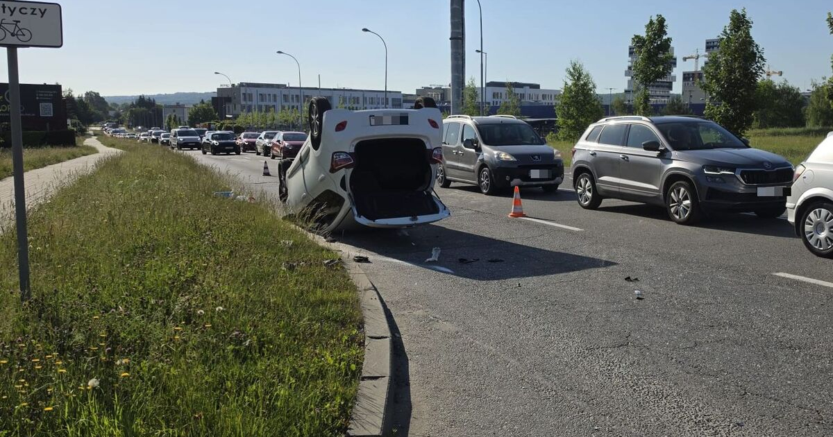 Poranny wypadek w Rzeszowie. Hyundai dachował na ulicy [ZDJĘCIA]