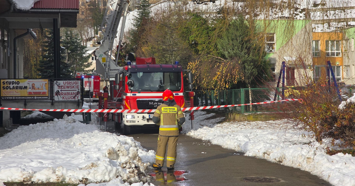 SANOK PO ATAKU ZIMY: Setki interwencji strażaków, drzewa łamały się masowo [VIDEO]