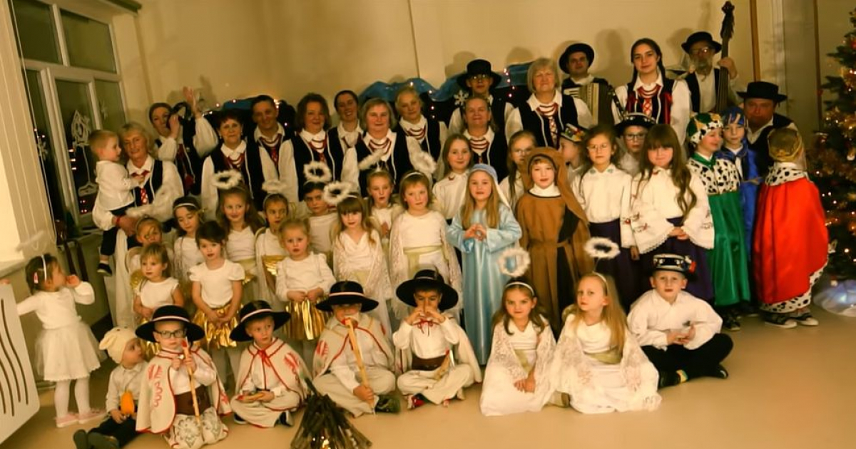 Bożonarodzeniowy klimat w Pakoszówce w wykonaniu najmłodszych [VIDEO]