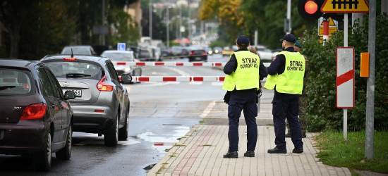Policyjna akcja na torach. „Bezpieczeństwo na strzeżonych przejazdach kolejowych” [ZDJĘCIA]