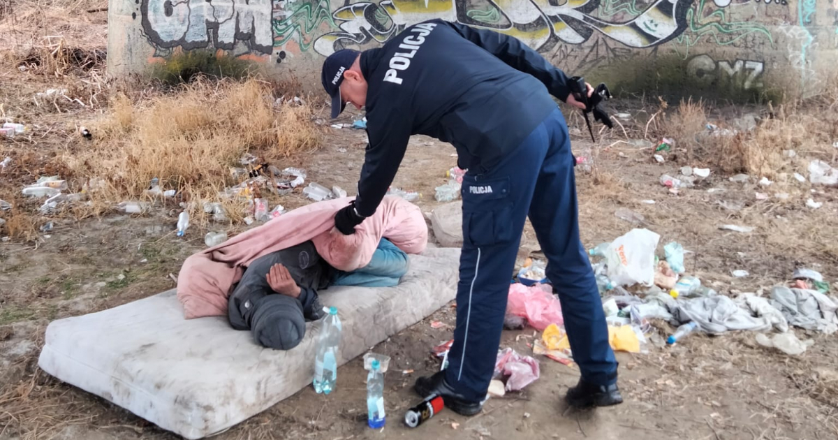PODKARPACIE: Mroźne noce wciąż groźne. Policjanci uratowali mężczyznę przed wychłodzeniem