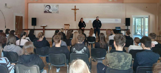 Mundurowi w Bukowsku, Rzepedzi i Zboiskach. Wszystko dla bezpieczeństwa najmłodszych [ZDJĘCIA]