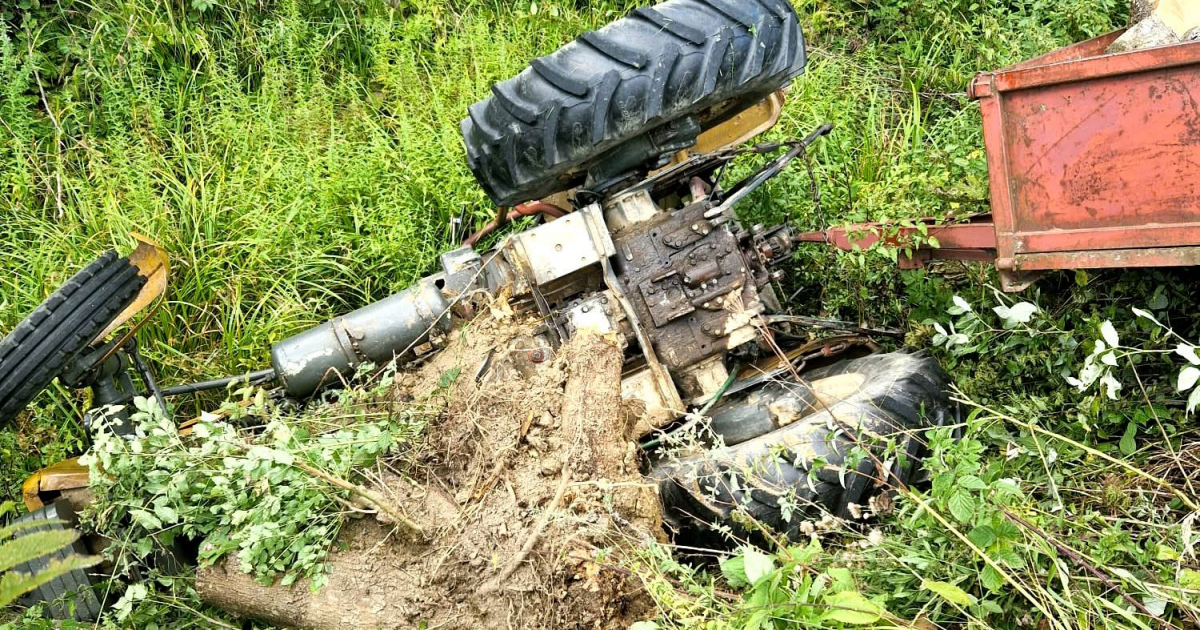 BIESZCZADY: Wypadek z udziałem ciągnika rolniczego. Interweniowały służby [ZDJĘCIA]