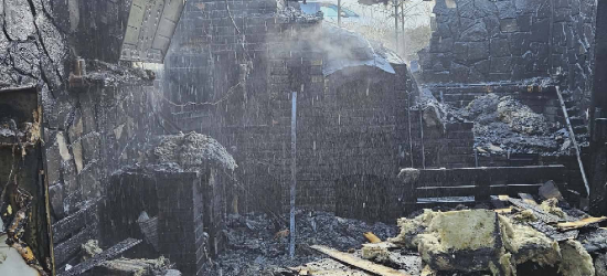 SROGÓW GÓRNY: Pożar wybuchł nad ranem. Palił się garaż [ZDJĘCIA]