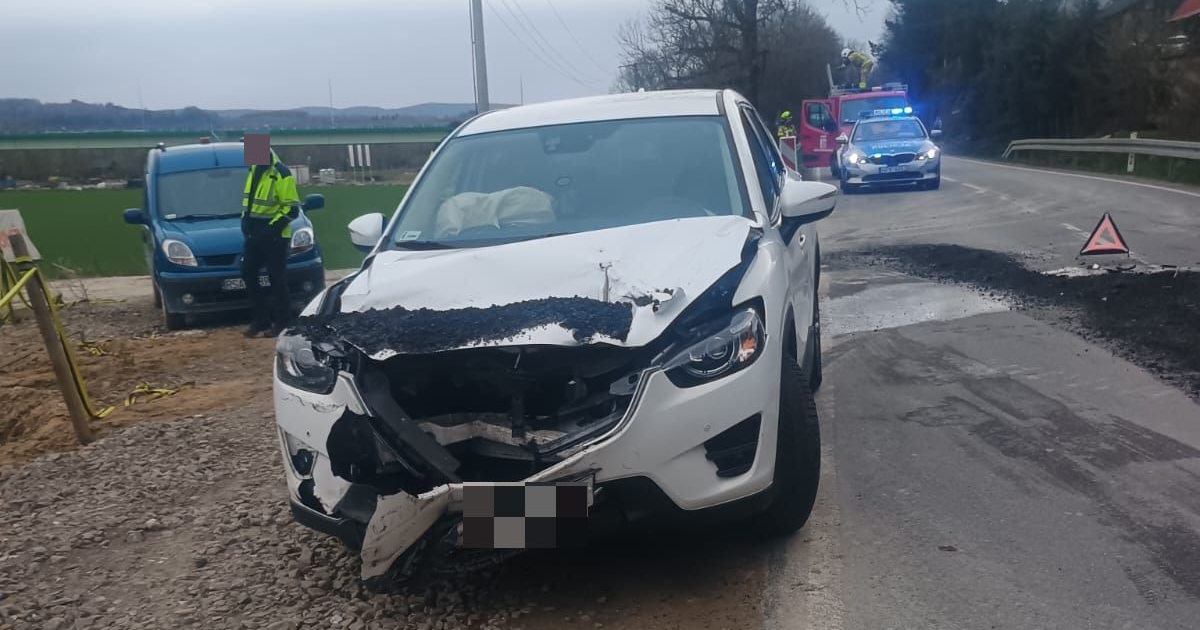 NIEWISTKA: Zderzenie osobówki z pojazdem ciężarowym