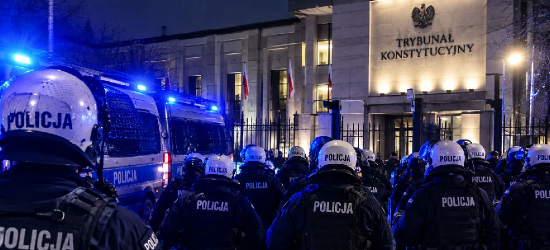 Zamach stanu czy normalna procedura? Policja interweniuje na terenie Trybunału Konstytucyjnego (VIDEO)