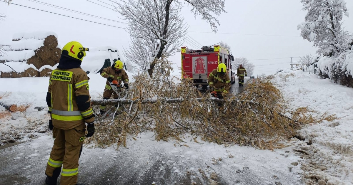 Atak zimy na Podkarpaciu. Tysiące odbiorców bez prądu, setki interwencji służb