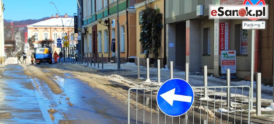 SANOK: Błoto pośniegowe i zalegające hałdy. Służby miejskie porządkują ulice [ZDJĘCIA]