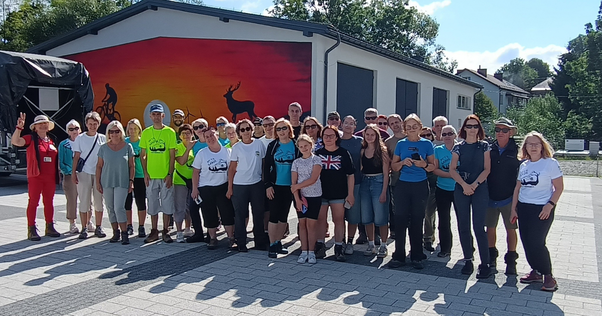 Malownicze Pogórze Bukowskie zdobyte! PTTK Sanok na szlaku wiatraków i dworów [ZDJĘCIA]