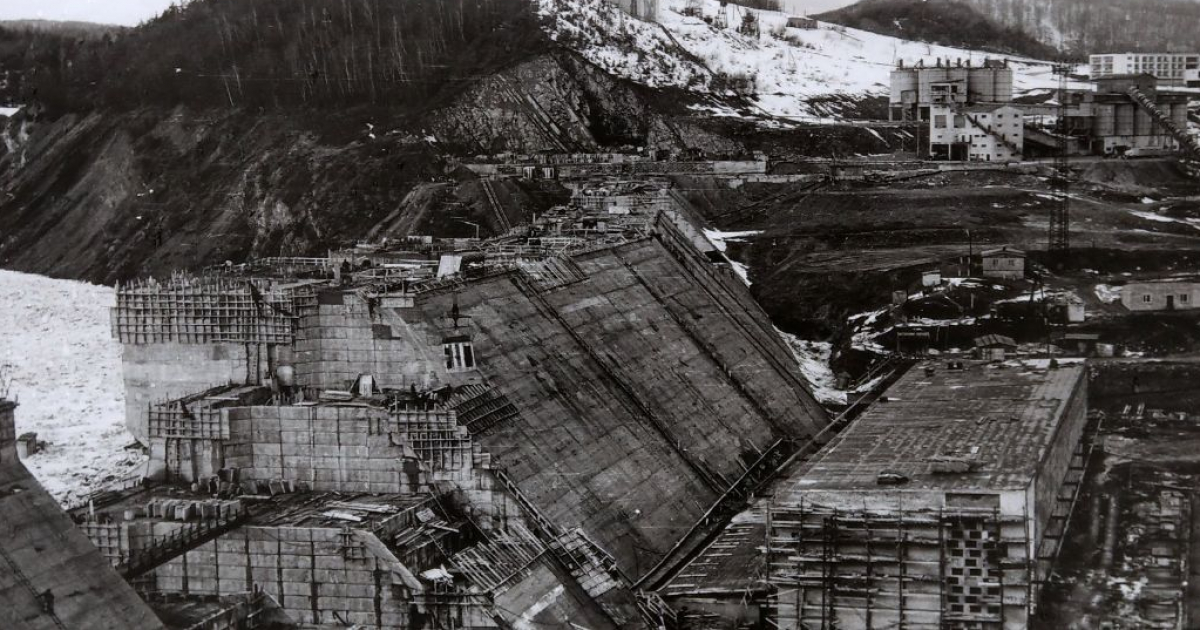 Betonowy gigant rósł na ich oczach. Zobacz, jak budowano zaporę w Solinie [ZDJĘCIA]