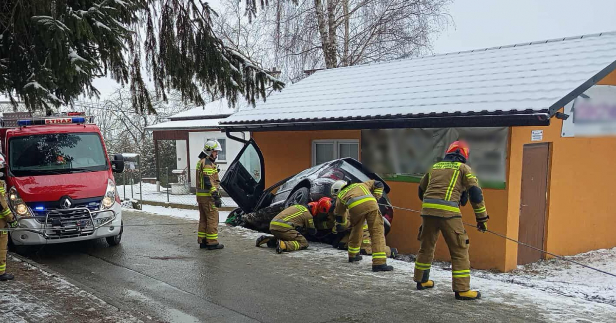 Blisko tragedii w Jabłonicy Polskiej! Wjechał samochodem w budynek [ZDJĘCIA]