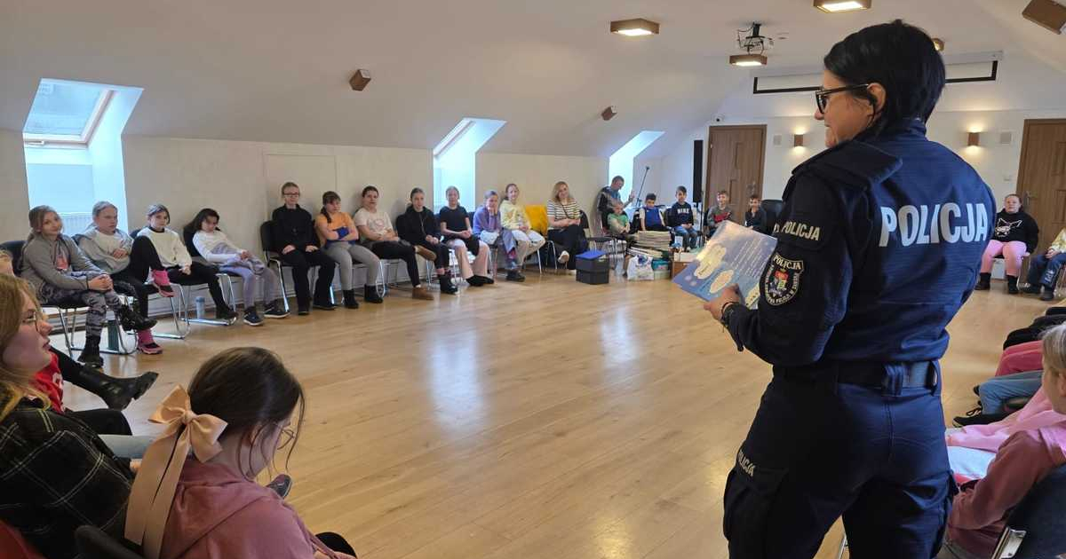 Mundurowi w Bukowsku, Rzepedzi i Zboiskach. Wszystko dla bezpieczeństwa najmłodszych [ZDJĘCIA]