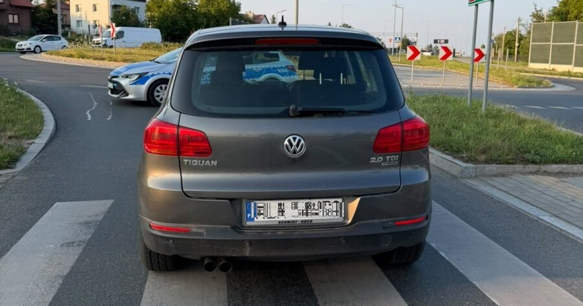 Jechał pod prąd, uszkodził znak i barierki. Miał ponad 2 promile alkoholu