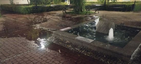 SANOK. Awaria miejskiej fontanny. Woda wylewa się na plac (VIDEO, ZDJĘCIA)