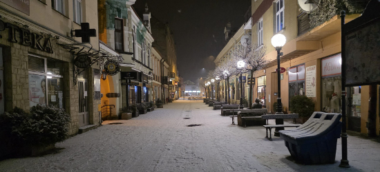 Zimowy Sanok nocą. Miasto otulone białym puchem [ZOBACZ ZDJĘCIA]
