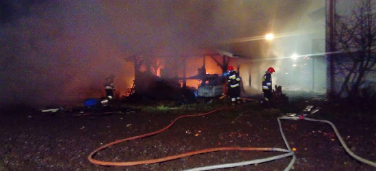 Pożar wybuchł nad ranem. Palił się garaż i drewutnia (FOTO)