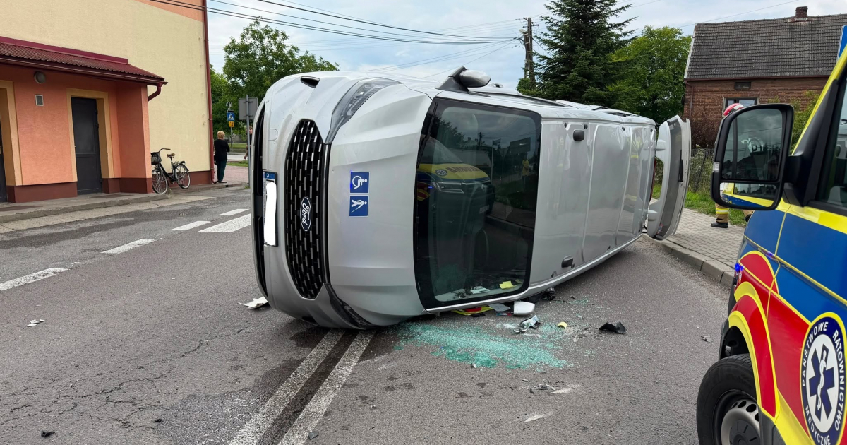 Zderzenie osobowki z ciężarówką. Auto przewróciło się na bok! [ZDJĘCIA]