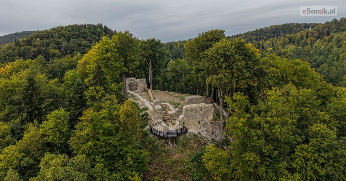 ZAMEK SOBIEŃ. Ruiny z niezwykłym widokiem na San [ZDJĘCIA Z DRONA]