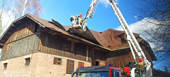 Zerwany dach w Humniskach. Interwencja strażaków (ZDJĘCIA)