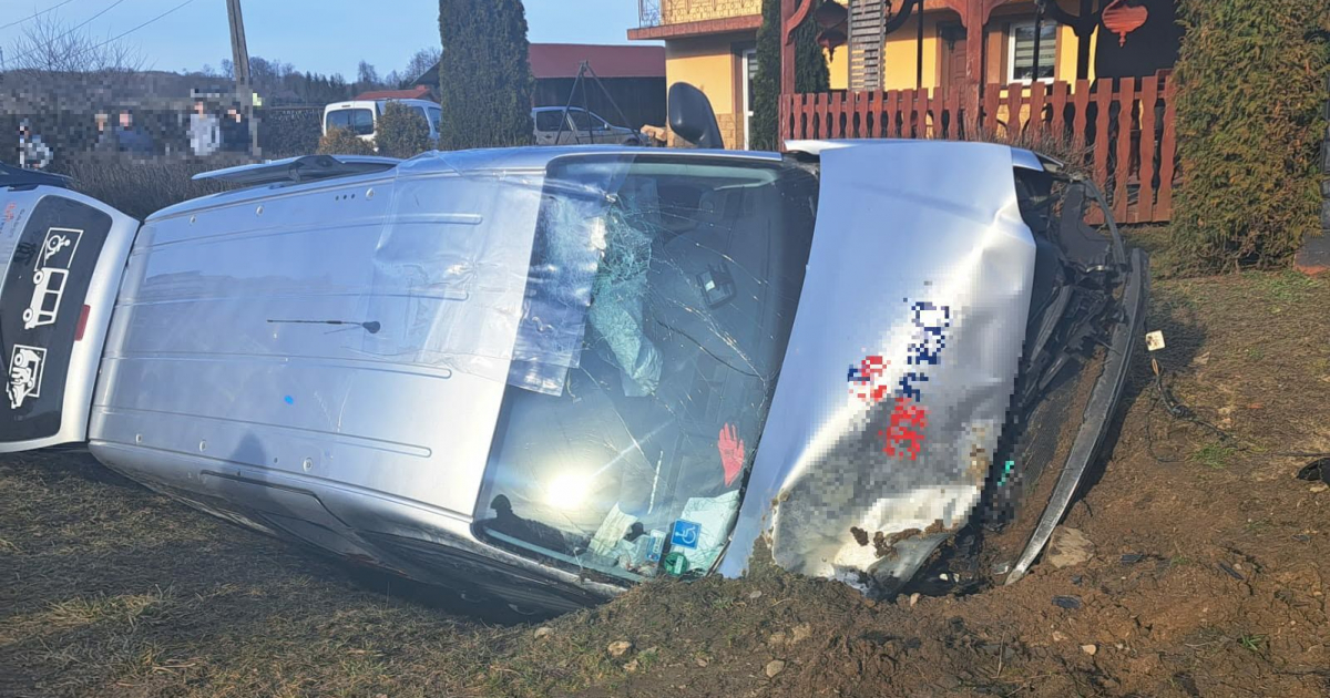 NIEBOCKO: Wypadek busa w Niebocku. Dwie osoby trafiły do szpitala [ZDJĘCIA]