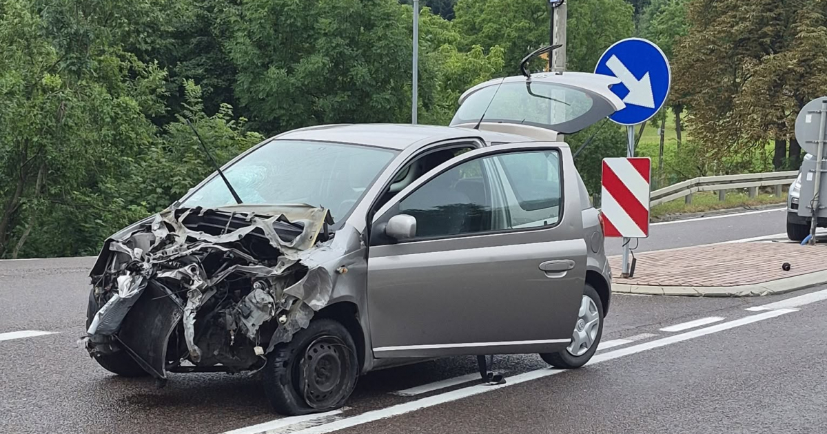 JASIENICA ROSIELNA: Zderzenie dwóch pojazdów na DK19. Jedna osoba trafiła do szpitala [ZDJĘCIA]