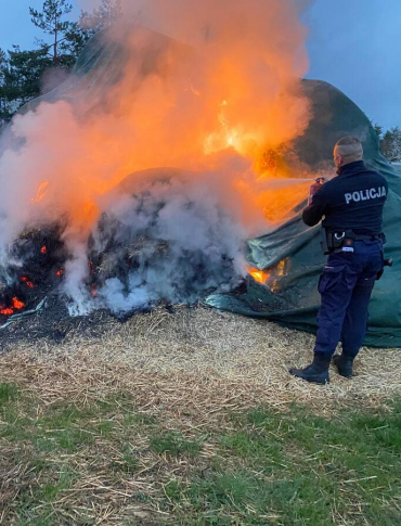 Groźny incydent w Uhercach Mineralnych. Podpalił siano, bo nie wpuścili go do domu