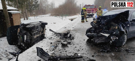 ZAŁUŻ: Czołowe zderzenie dwóch samochodów. 6 osób poszkodowanych (ZDJĘCIA)