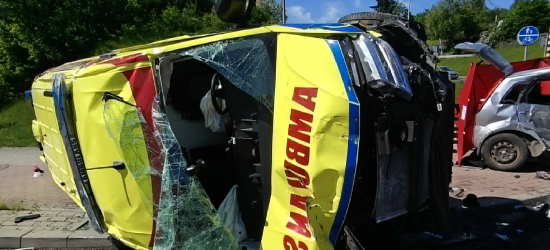 Tragiczny wypadek w Przemyślu. W zderzeniu z karetką zginął kierowca osobówki [ZDJĘCIA]