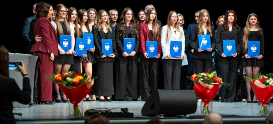 Uroczyste pożegnanie maturzystów II LO w Sanoku. Zuzanna Borczyk Absolwentką Roku [ZDJĘCIA]
