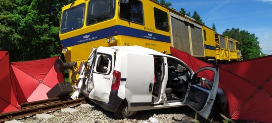 Tragiczny wypadek na przejeździe kolejowym. Nie żyje 23-latka (FOTO)