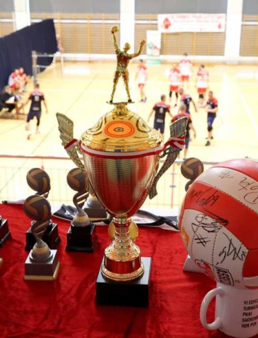 USTRZYKI DOLNE: Siatkarski bój i krew, która ratuje życie. Policjanci z odznaczeniami! [ZDJĘCIA]