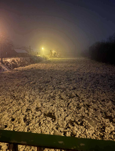 GMINA ZAGÓRZ: Zator lodowy na Osławie, strażacy zabezpieczali posesje [VIDEO, ZDJĘCIA]