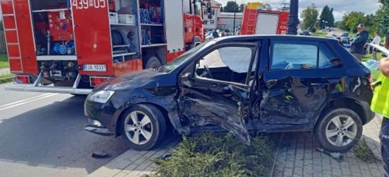 18-letni kierowca BMW spowodował wypadek. Poszkodowany kierowca SKODY trafił do szpitala