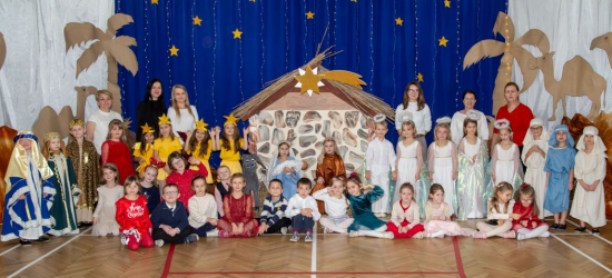 SANOK: Maluchy z Przedszkola nr 3 zachwyciły dwujęzycznymi jasełkami [VIDEO]