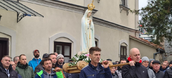 Świadectwo wiary. „Męski różaniec” na ulicach Przemyśla (VIDEO Z LOTU PTAKA)